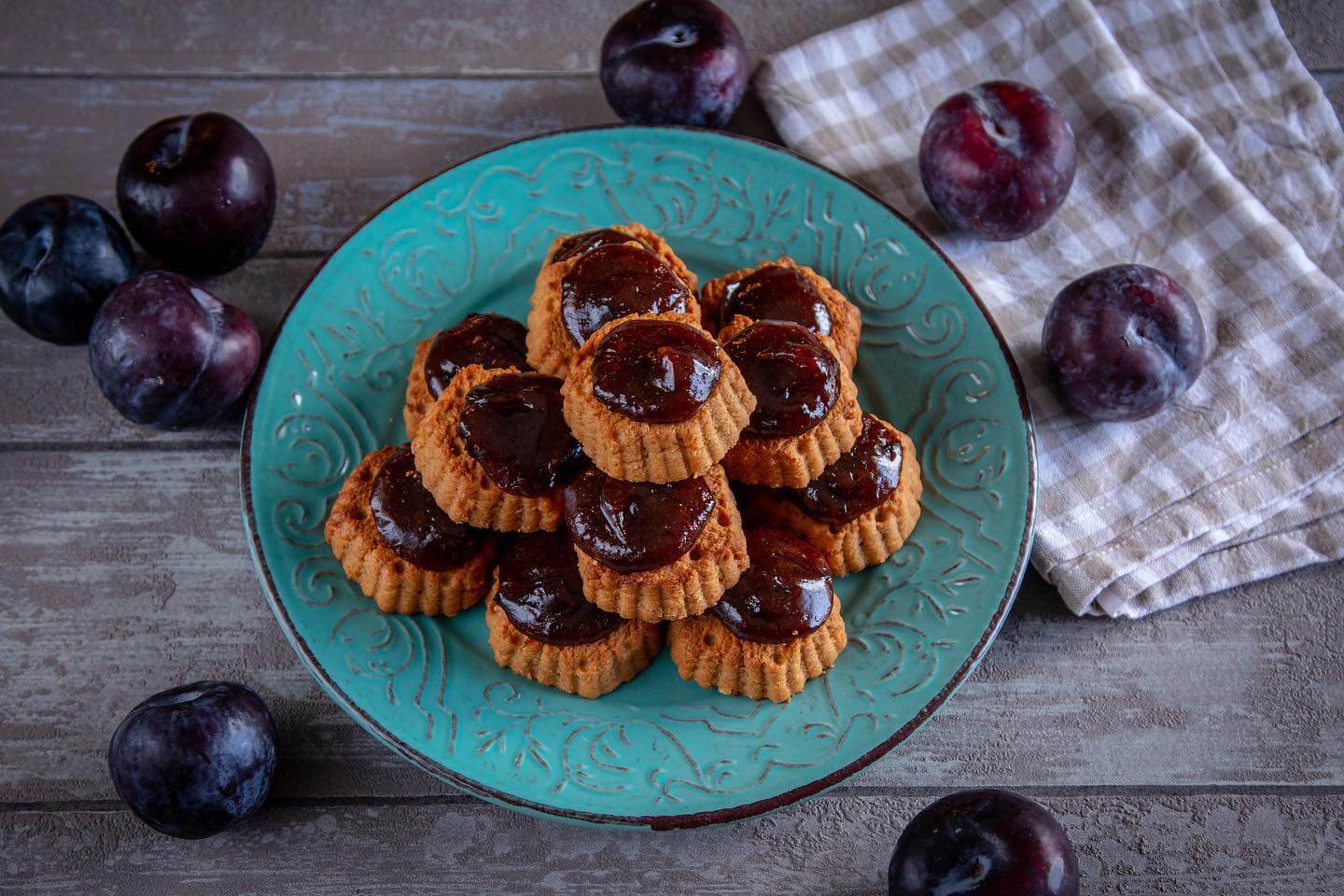 Μπισκότα με μαρμελάδα δαμάσκηνο