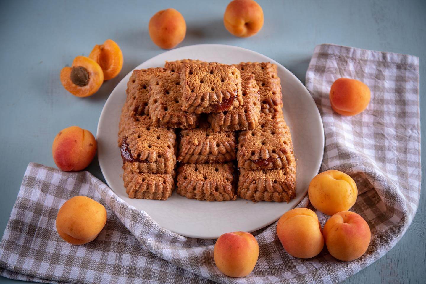 Μπισκότα με μαρμελάδα βερίκοκο