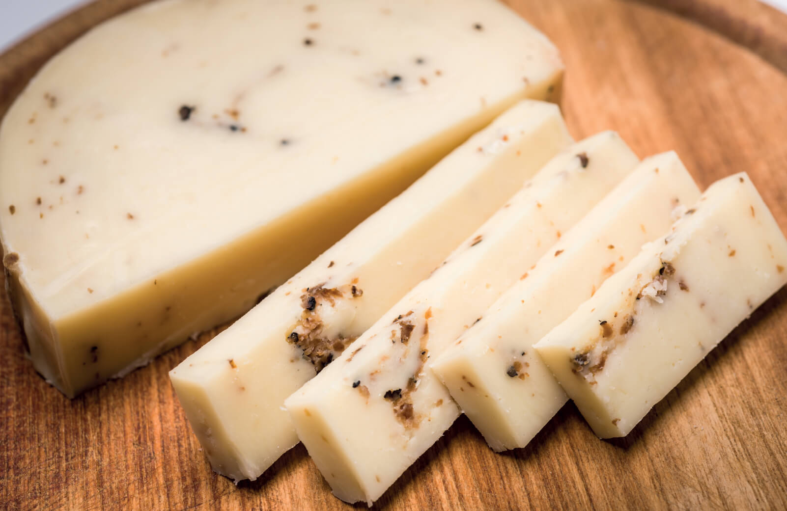 Κίτρινο τυρί με μαύρη τρούφα