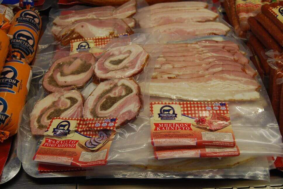 Καπνιστό ρολό χοιρινό με γέμιση & μπέικον καπνιστό σε φέτες