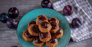 Μπισκότα με μαρμελάδα δαμάσκηνο