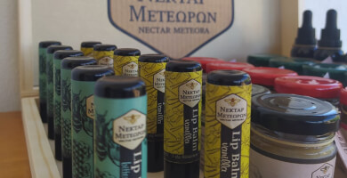 Lip balm bitter almond-ΕΝΥΔΑΤΙΚΟ ΣΤΙΚ ΧΕΙΛΙΩΝ ΜΕ ΠΡΟΠΟΛΗ – ΠΥΚΡΑΜΥΓΔΑΛΟ Φωτογραφία 