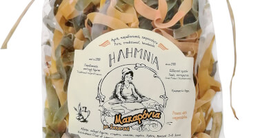 pasta with vegetables (spinach carrot tomato)