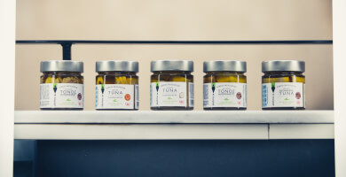 ΛΕΥΚΟΣ ΤΟΝΟΣ ΑΛΟΝΝΗΣΟΥ ΠΙΚΑΝΤΙΚΟΣ ΣΕ ΕΞΑΙΡΕΤΙΚΟ ΠΑΡΘΕΝΟ ΕΛΑΙΟΛΑΔΟ Φωτογραφία 