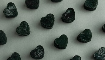 Φρεσκοκατεψυγμένη spirulina σε σχήμα καρδούλας Φωτογραφία 