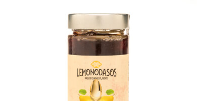 Sweet spoon quince with natural lemon juice