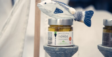 ΛΕΥΚΟΣ ΤΟΝΟΣ ΑΛΟΝΝΗΣΟΥ ΠΙΚΑΝΤΙΚΟΣ ΣΕ ΕΞΑΙΡΕΤΙΚΟ ΠΑΡΘΕΝΟ ΕΛΑΙΟΛΑΔΟ Φωτογραφία 