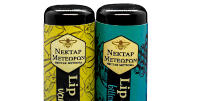 Lip balm bitter almond-ΕΝΥΔΑΤΙΚΟ ΣΤΙΚ ΧΕΙΛΙΩΝ ΜΕ ΠΡΟΠΟΛΗ – ΠΥΚΡΑΜΥΓΔΑΛΟ Φωτογραφία 