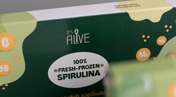 Φρεσκοκατεψυγμένη spirulina σε σχήμα καρδούλας Φωτογραφία 