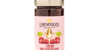 Spoon sour cherry with lemon juice