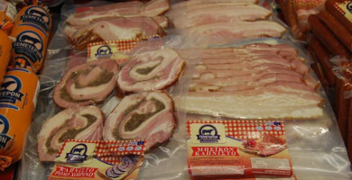 Καπνιστό ρολό χοιρινό με γέμιση & μπέικον καπνιστό σε φέτες